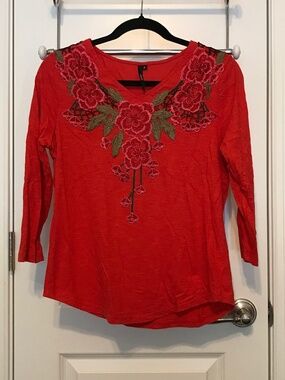 Cathy red long sleeve 💯% cotton V-neck tee with pretty appliquéd flowers (S)